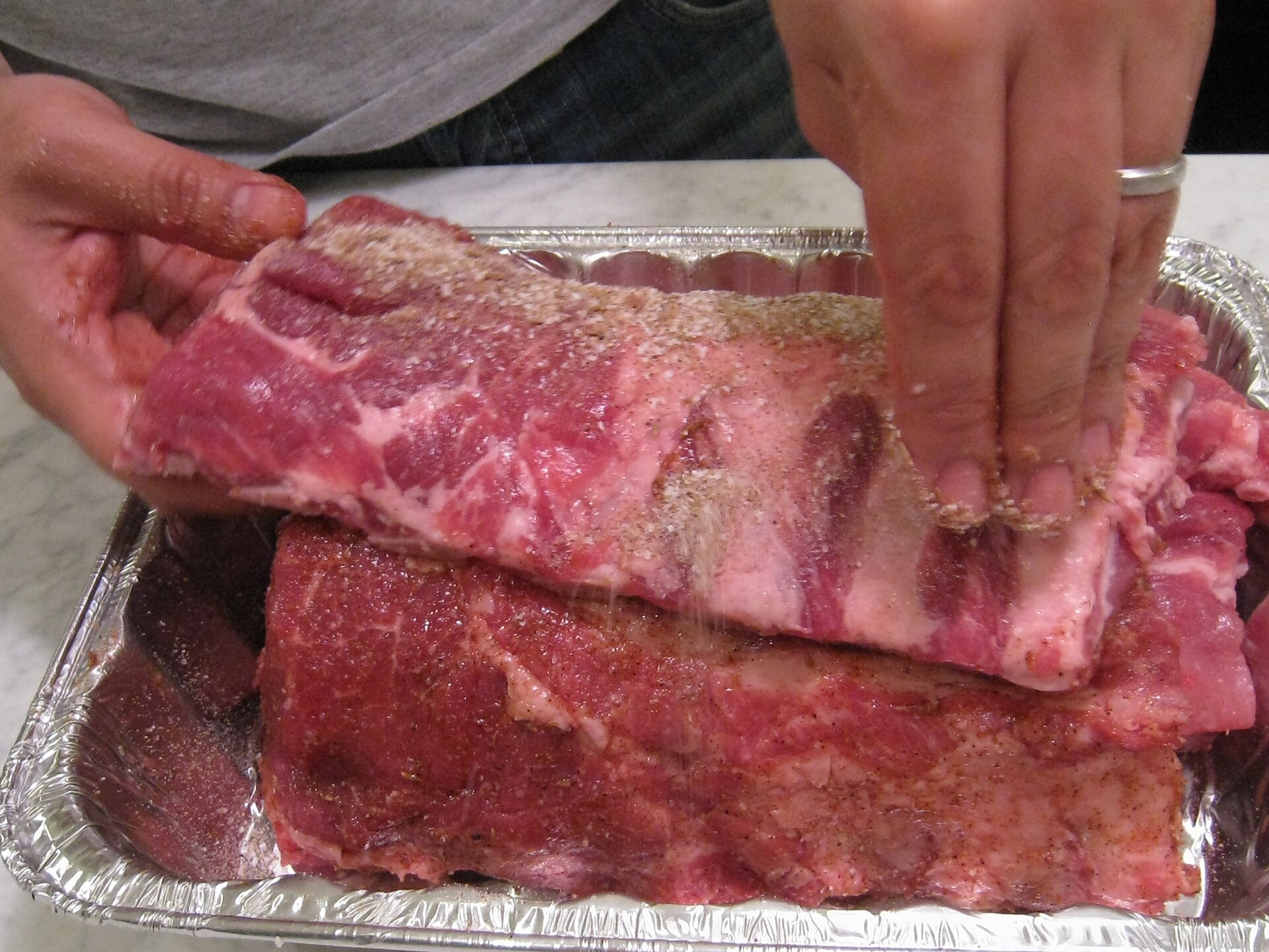 Dry rubs: ratios, when to apply, and what actually sticks